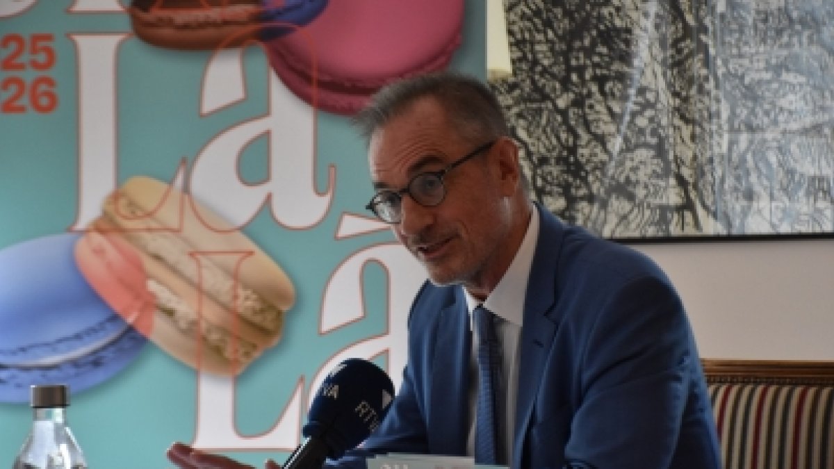 L’ambaixador, Nicolas Eybalin, durant la presentació de la temporada.