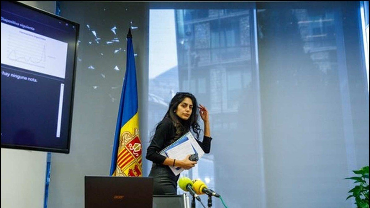Punjabi marxant d’una roda de premsa.