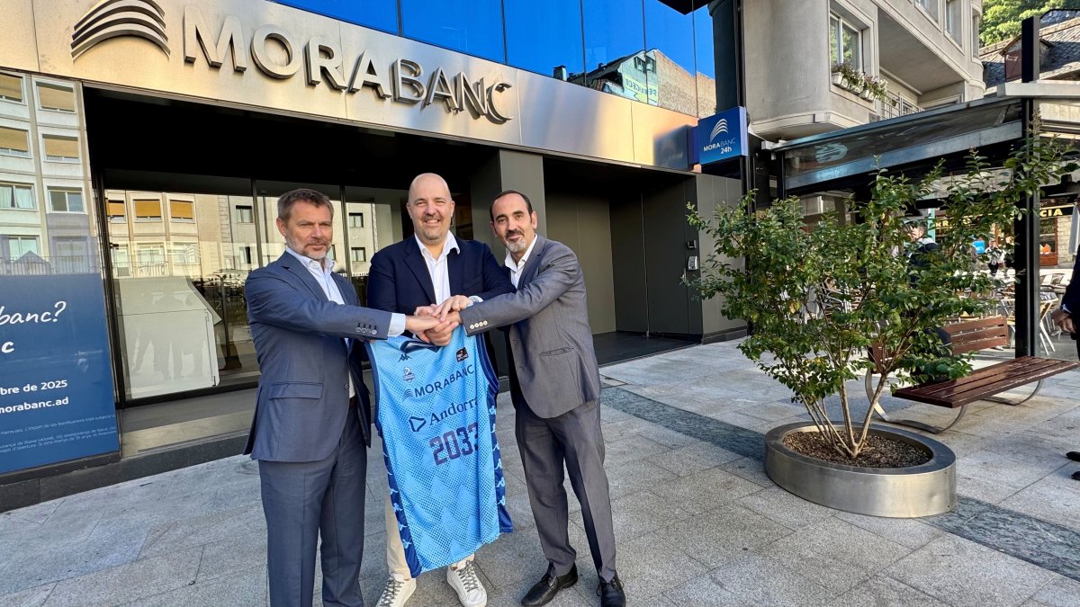 Els responsables del banc i del club.