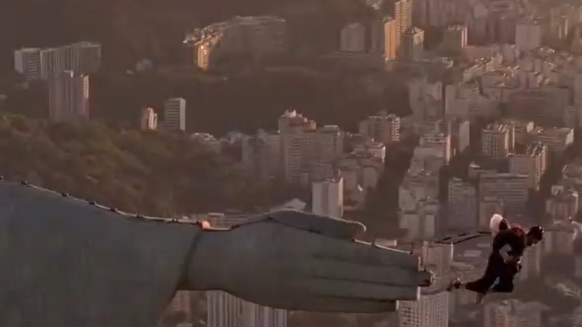 Un home salta des del Crist Redemptor
