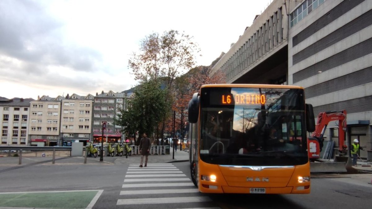 Un vehicle de l’L6 a Prat de la Creu, en una imatge d’arxiu.