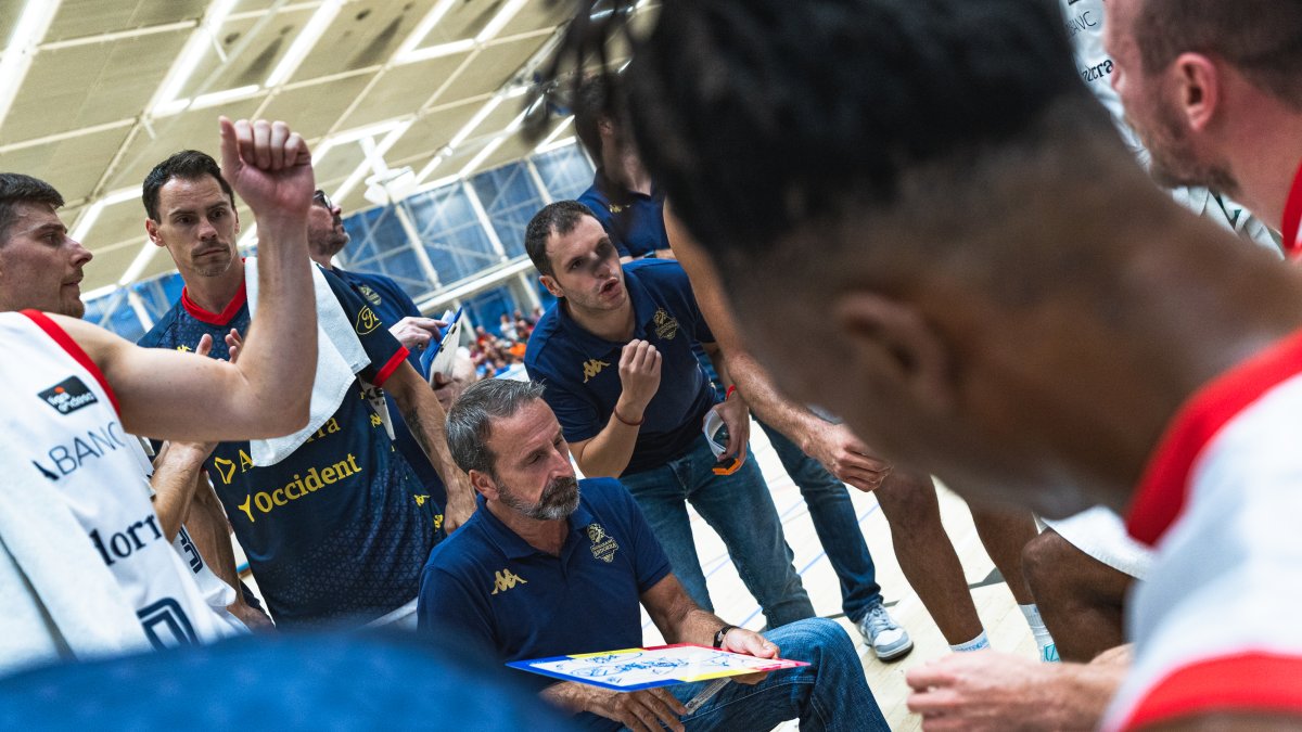 Plaza, donant instruccions als seus jugadors.