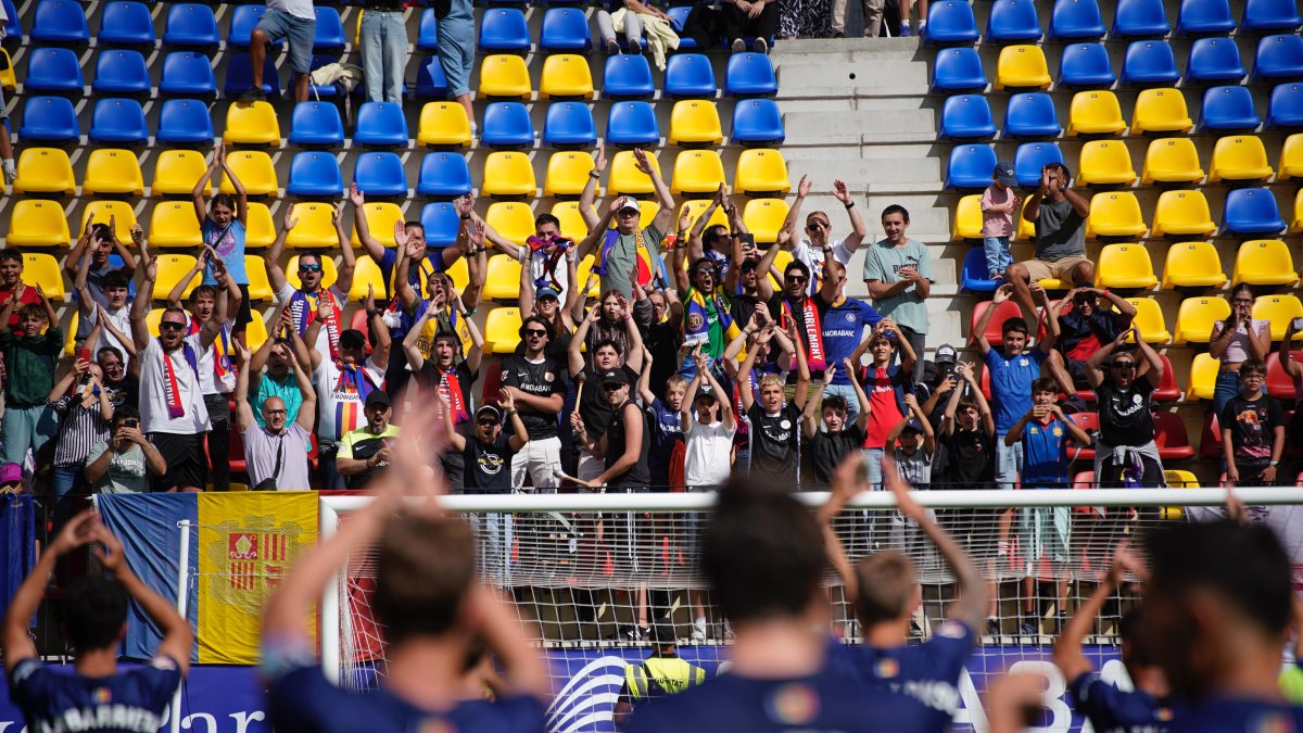 Els jugadors de l’FC Andorra celebren amb aficionats la victòria contra el Còrdova.