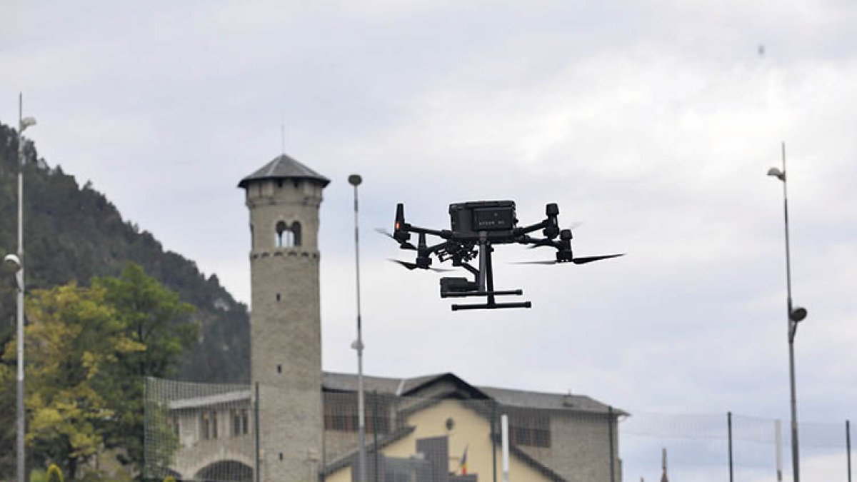 Un dron d’altes prestacions sobrevola la parròquia d’Encamp.