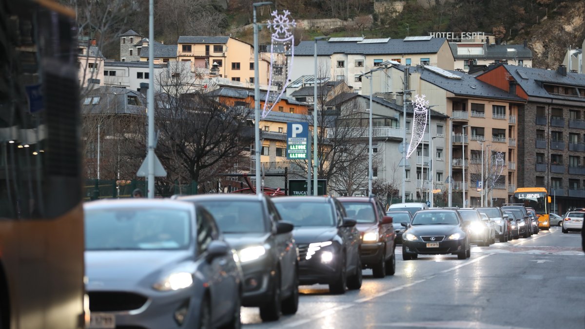 Vehicles circulant per Andorra la Vella.