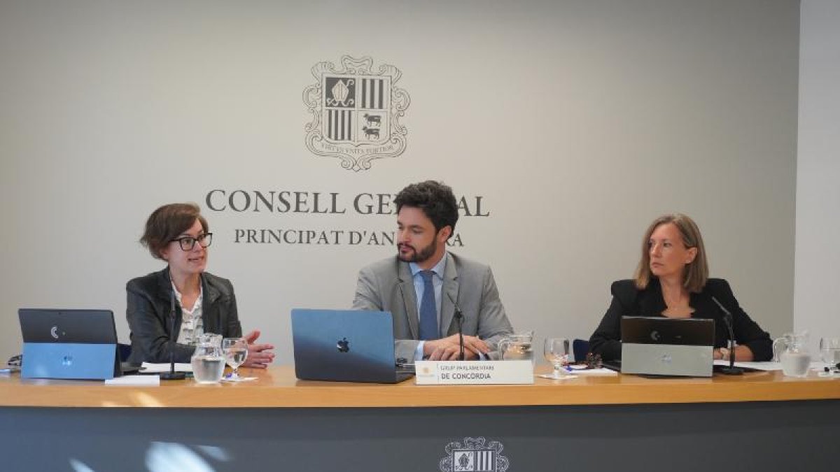 Núria Segués, Cerni Escalé i Maria Àngels Aché en la roda de premsa d'aquest matí.
