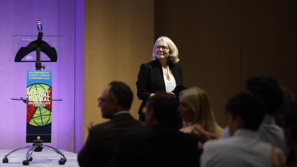 La moderadora i periodista especialitzada en la Unió Europea, la desinformació i la política global, Carme Colomina.