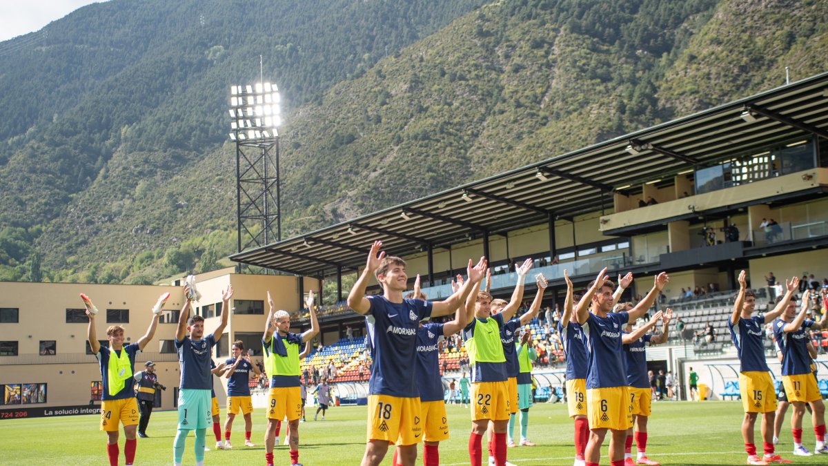 Els jugadors de l’FC Andorra celebrant el triomf davant del Còrdova.