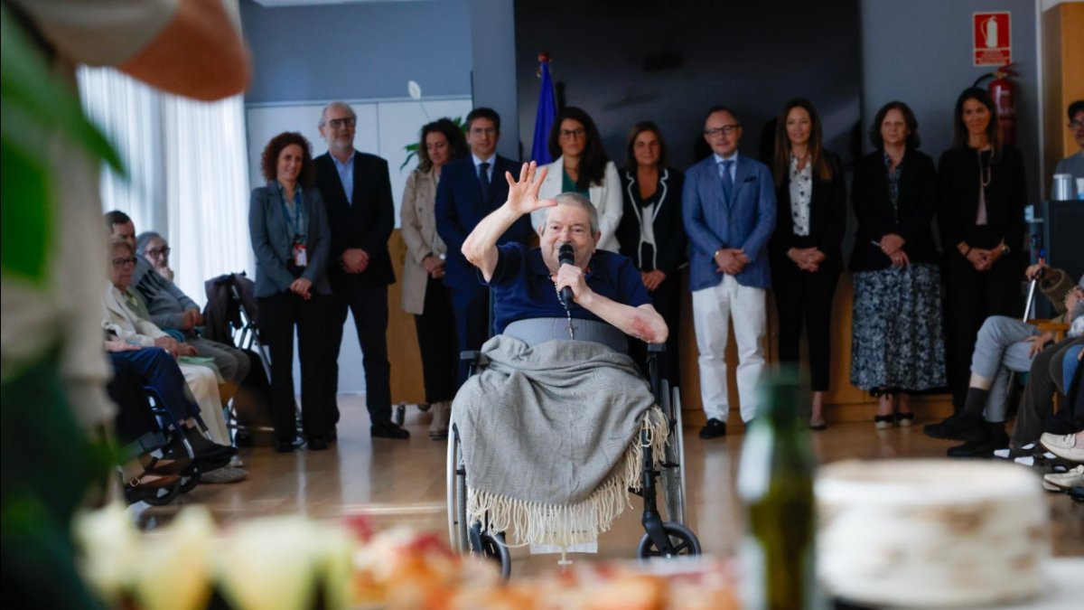 El mossèn resident beneint la taula.