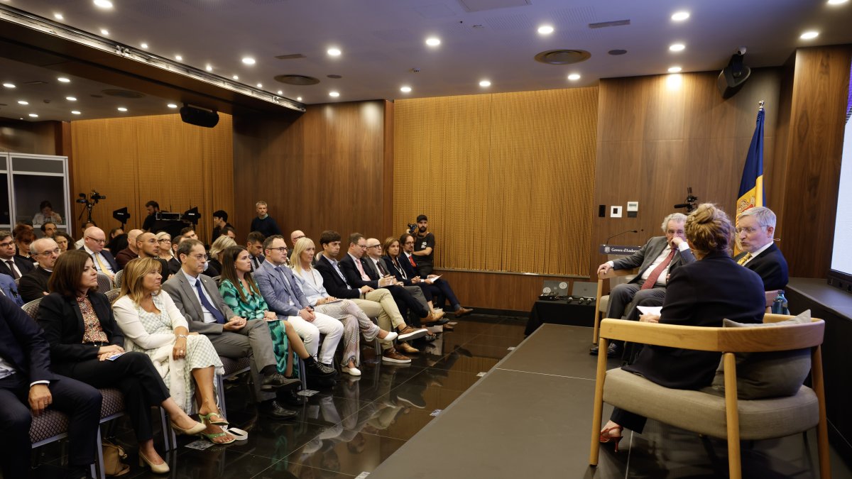 Els assistents a la jornada durant la primera conerència