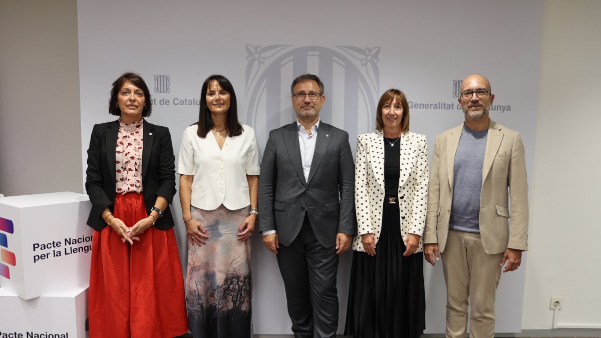 Mònica Bonell durant la reunió amb el conseller de Política Lingüística de la Generalitat, F. Xavier Vila
