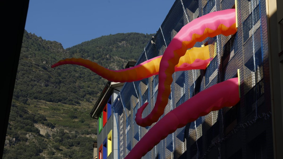 Tentecles sortint de l'Hotel Pol durant l'AndArt.