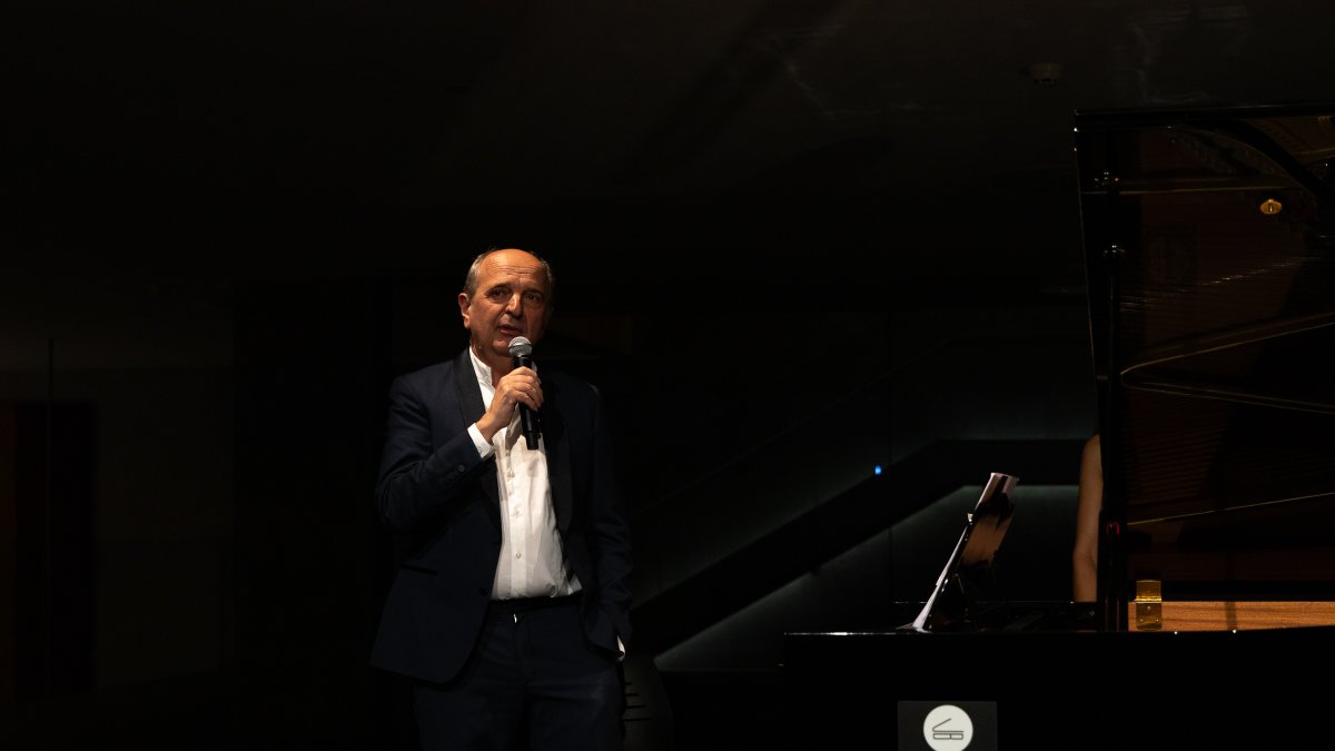 Un moment de l'homenatge d'Erik Satie a càrrec de Denis Pascal.