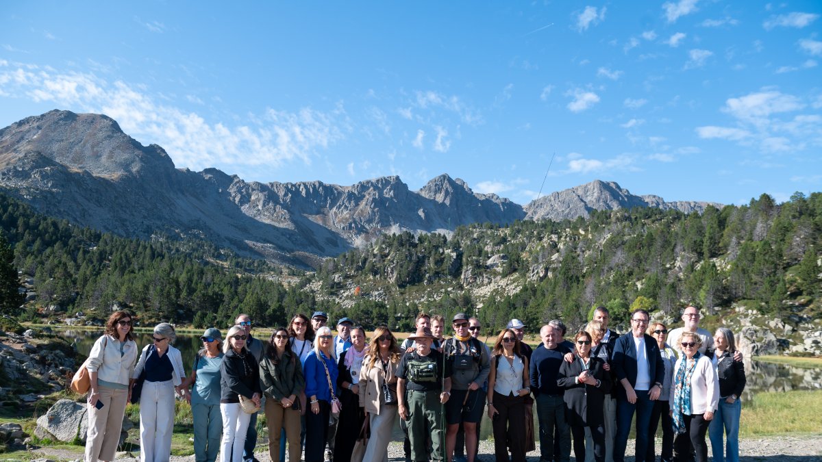 Participants a l'Andorra Taste amb pescadors locals al llac de Pessons aquest matí.