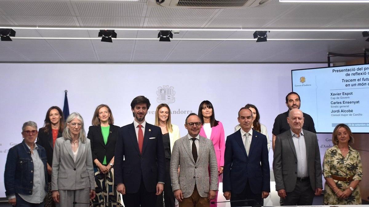 Els membres del comitè rector del procés participatiu amb el cap de Govern i el síndic General.