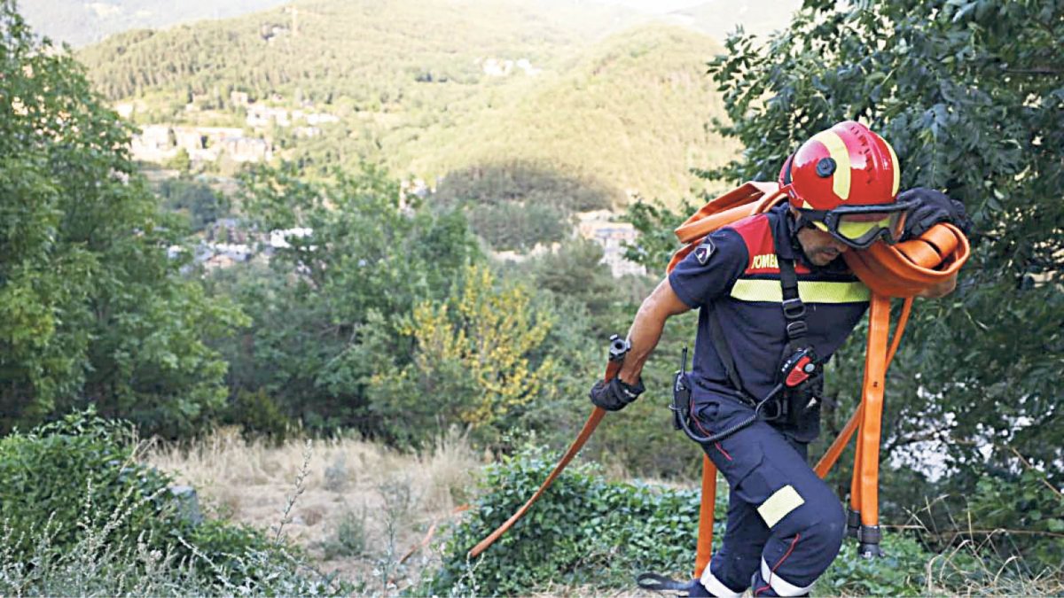 aUn bomber treballant per apagar un incendi.