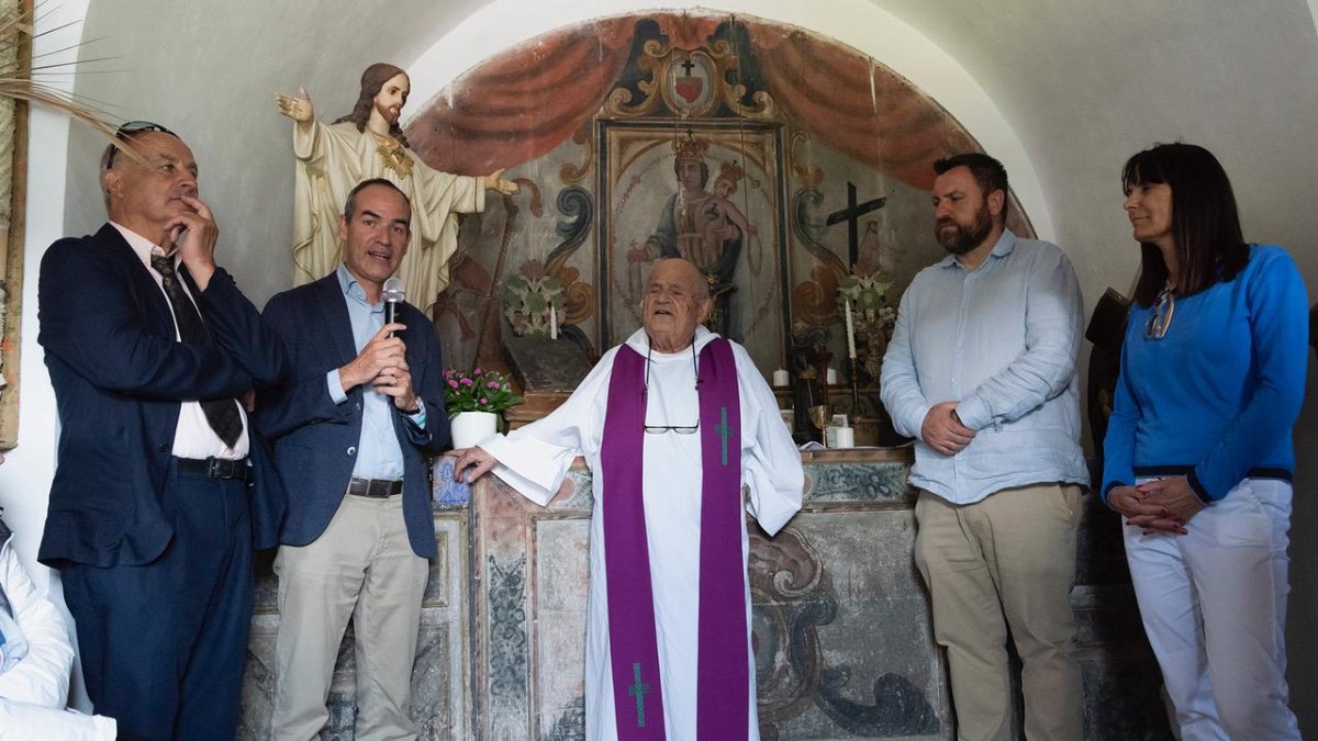 El cònsol major de Canillo, Jordi Alcobé, amb mossèn Ramon a la capella restaurada de Cal Call.
