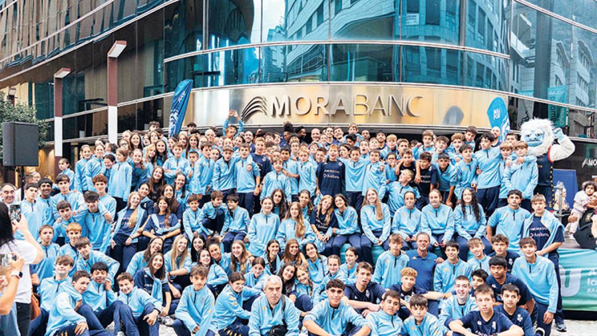 La plantilla del MoraBanc i els equips de la base van gaudir amb el públic, ahir a la festa.