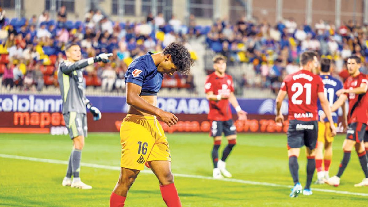 El davanter Jastin Garcia lamenta una ocasió perduda.