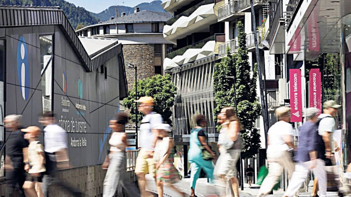 Persones passejant per l’avinguda Meritxell d’Andorra la Vella.