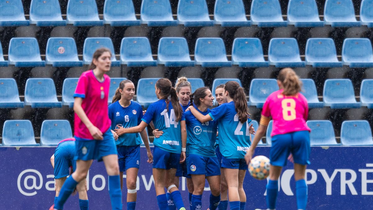 Les tricolors celebren un dels gols, ahir.