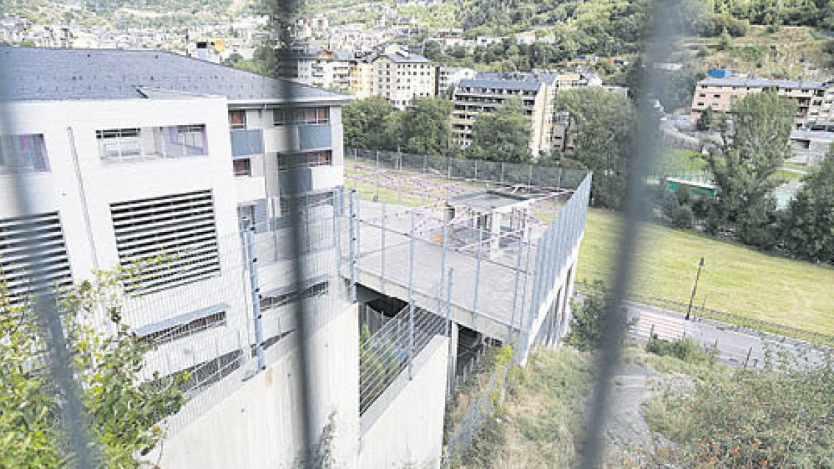 L’entorn d’un centre de segona esenyança.