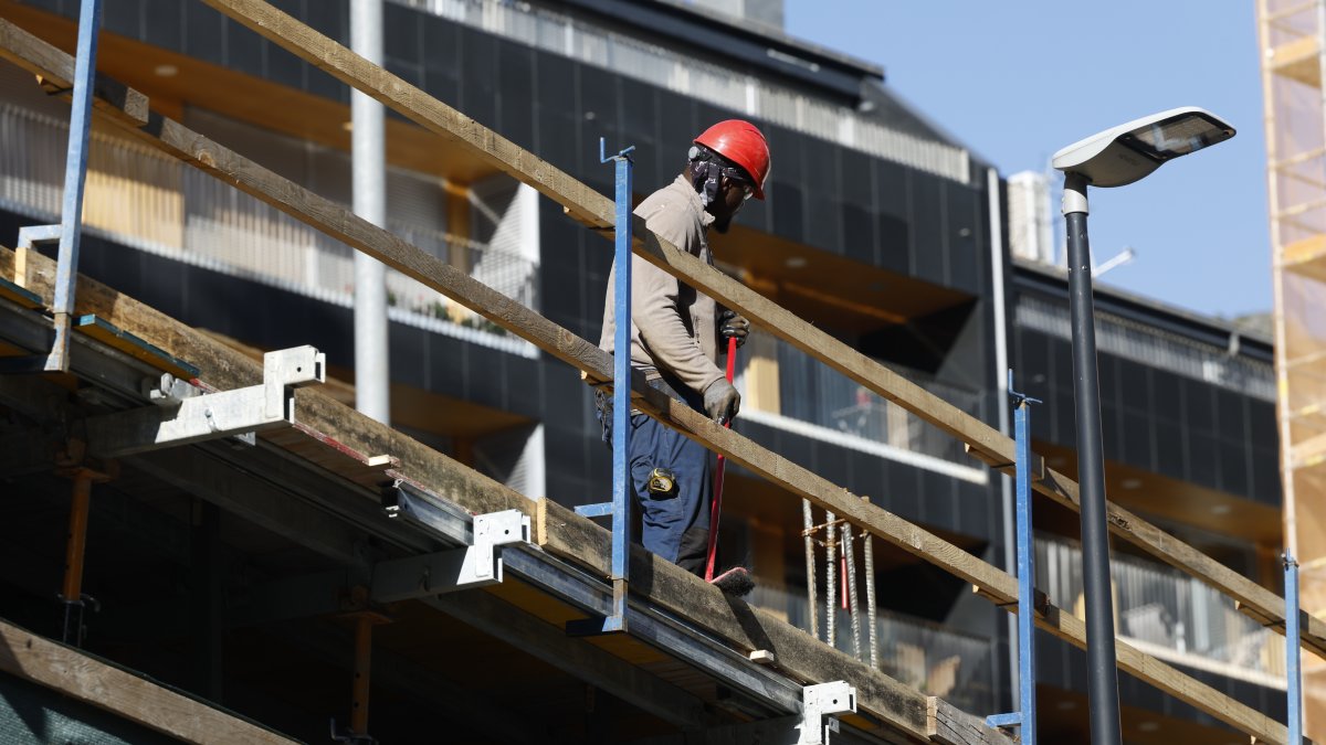 Un treballador de la construcció