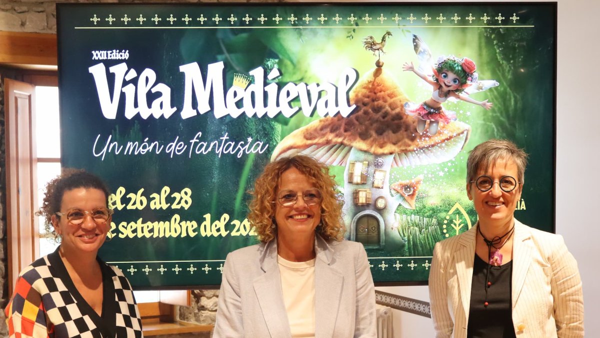 La cap de serveis d'activitats culturals del comú, Laura Rogé; la consellera de Cultura, Teresa Areny; i la tècnica del departament de Cultura, Elisenda Palomares