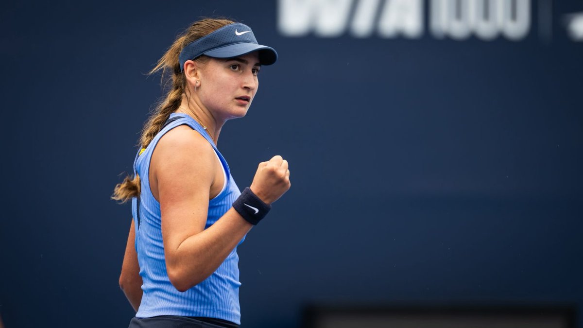 Jiménez celebrant un punt durant el partit.