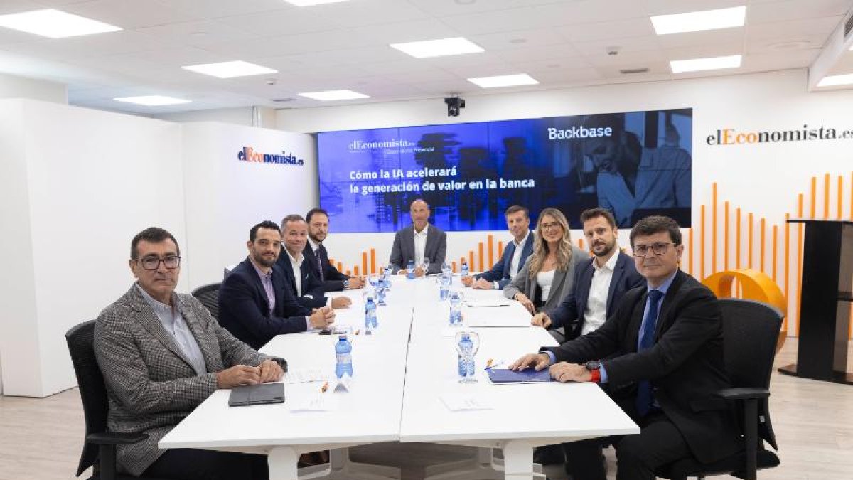 Els participants en l'observatori sobre IA a Madrid, amb Àlex Olive, el primer de la dreta.