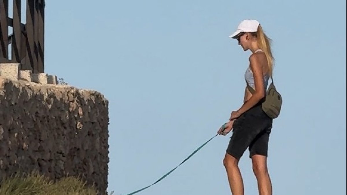 Una dona passeja un colom a TOrrevieja