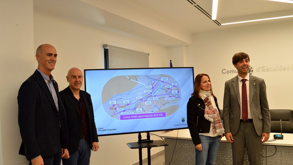 Els cònsols majors d'Andorra la Vella i Escaldes, juntament amb el cònsol menor d'Escaldes i el conseller de Circulació d'Andorra la Vella, davant la pantalla amb el recorregut de la nova línia.