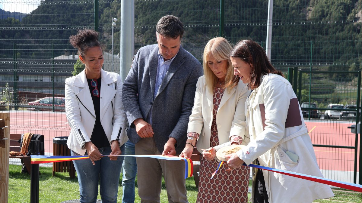 Les autoritats tallant la cinta que inaugura el parc Plana dels Camps.