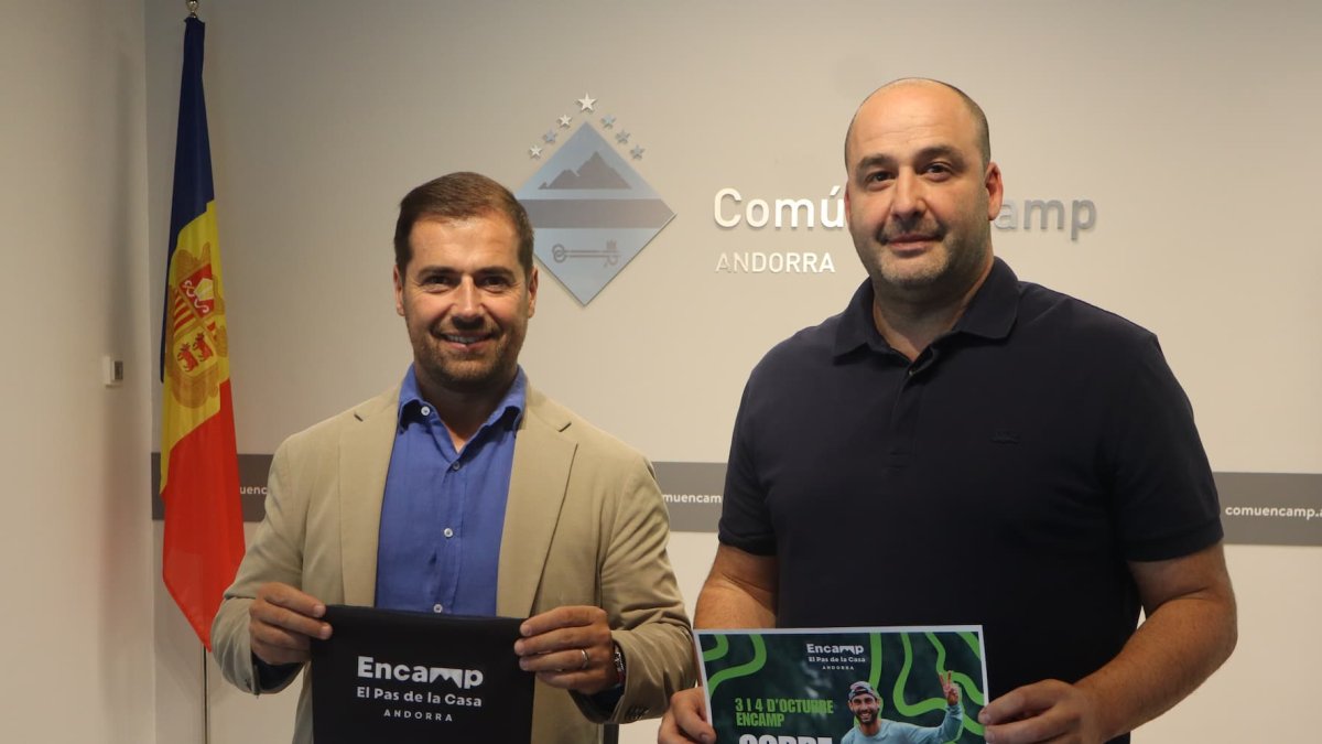 El conseller  de Finances, Esports i Reactivació econòmica del comú d'Encamp, Nino Marot, i el director del departament d'Esports, Robert Gil amb el cartell i el buf propi de la cursa.