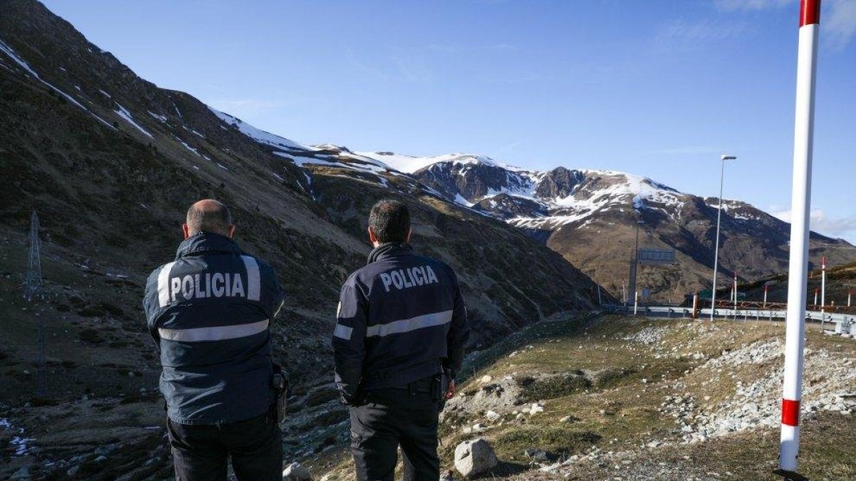 Dos agents de la policia al Pas de la Casa.