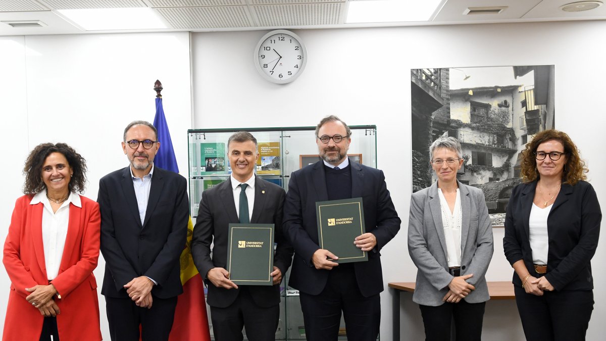 La formalització de la signatura l’han dut a terme el ministre de Funció Pública i Transformació Digital, Marc Rossell, i el rector de l’UdA, Juli Minoves.