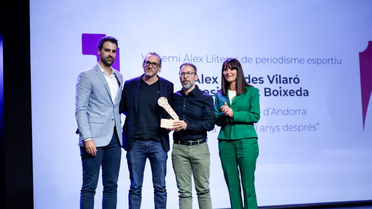 Els guanyadors del cinquè premi Àlex Lliteras, Àlex Moldes i Ignasi Llobet, amb la ministra de Cultura, Mònica Bonell.