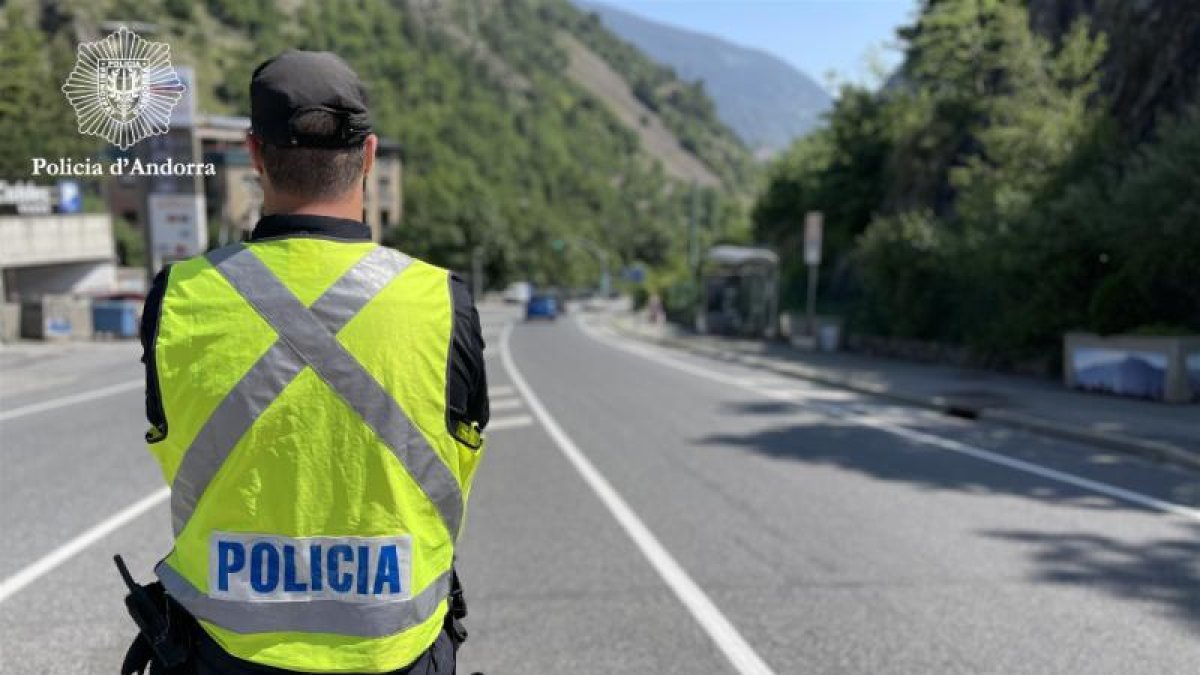 Un agent de la policia en un control.