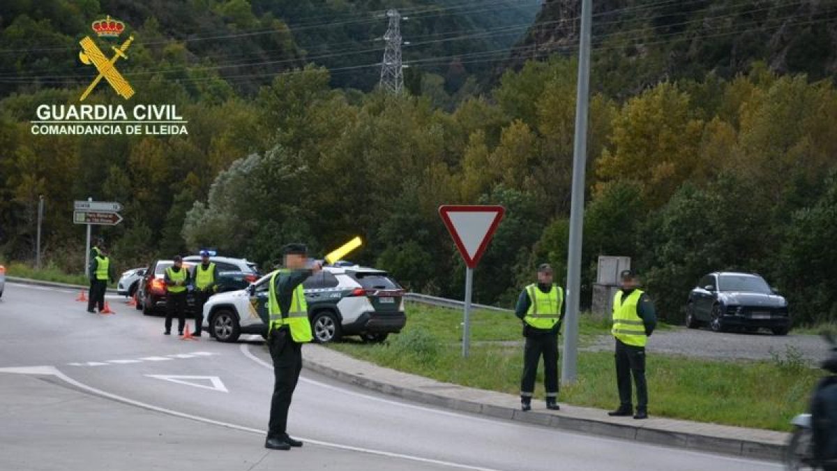 Un control de la guàrdia civil a la rotonda de les Valls de Valira aquesta setmana.