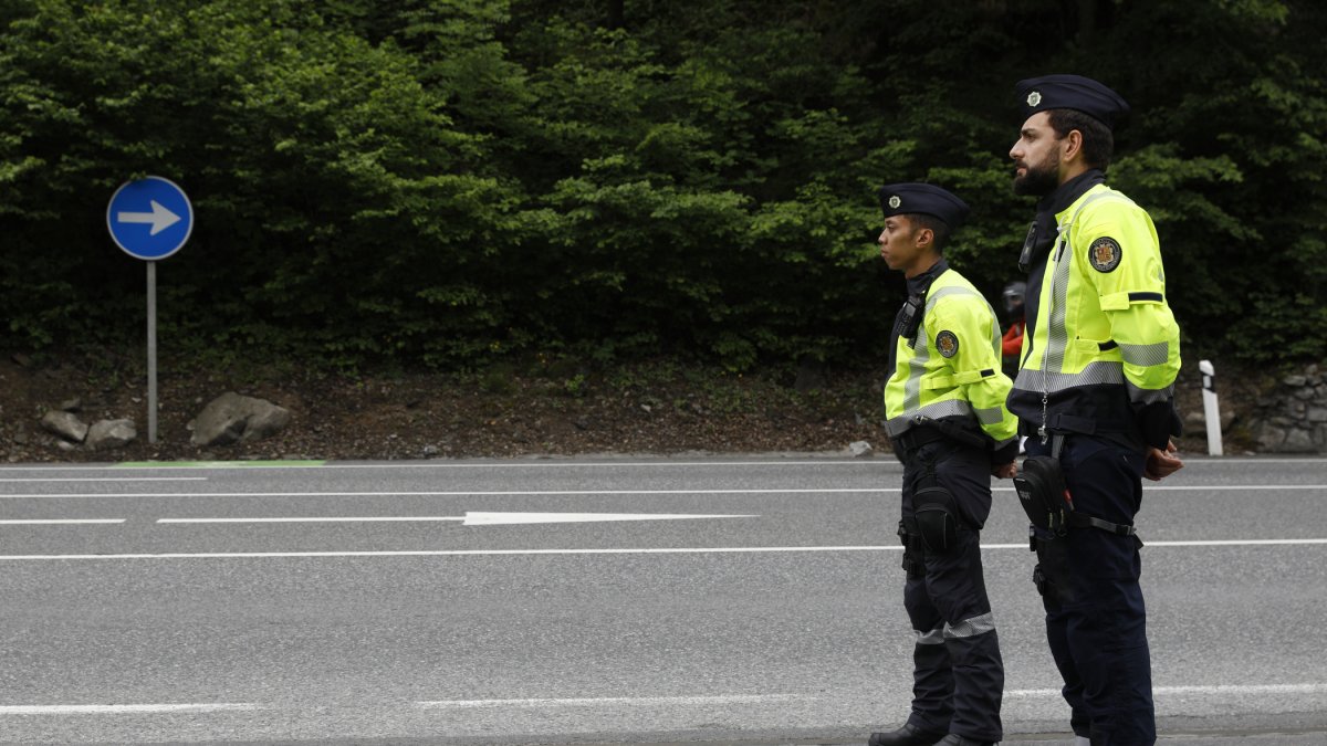 Dos agents de la policia.
