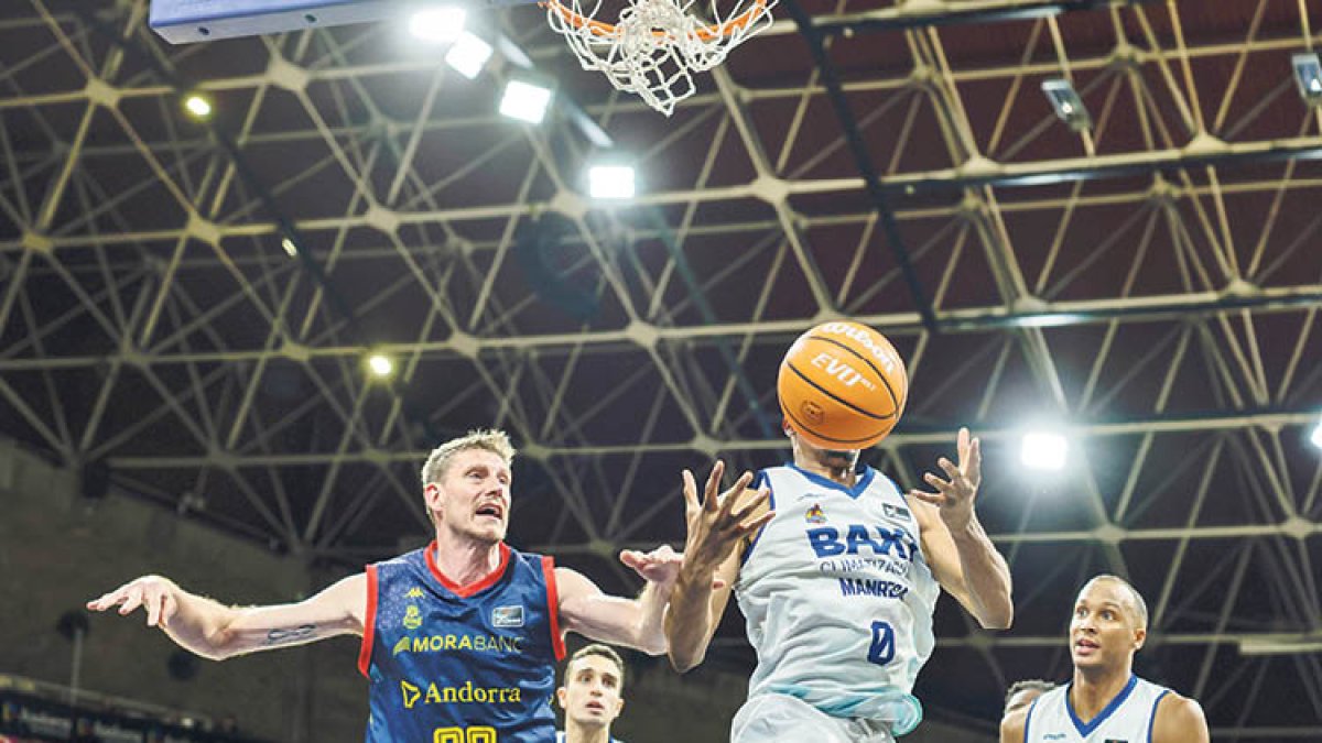 Artem Pustovyi i Akobundu lluiten per una possessió, ahir durant el partit.
