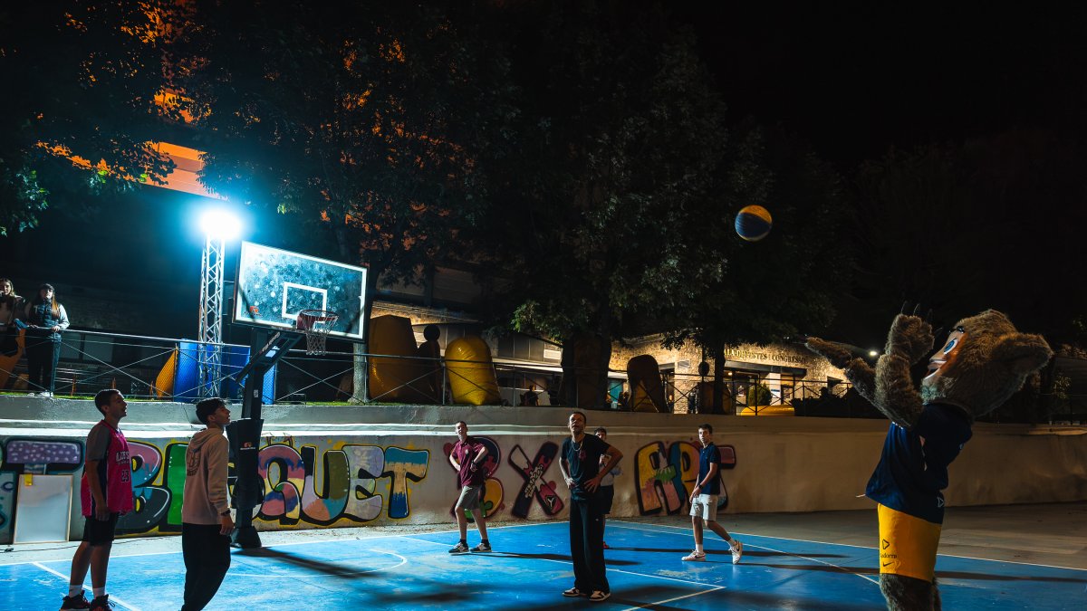 Joves jugant a bàsquet durant l’Encamp Nit.