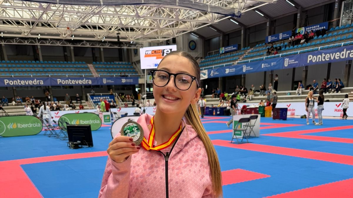 Aina Padilla mostra orgullosa la medalla de bronze.