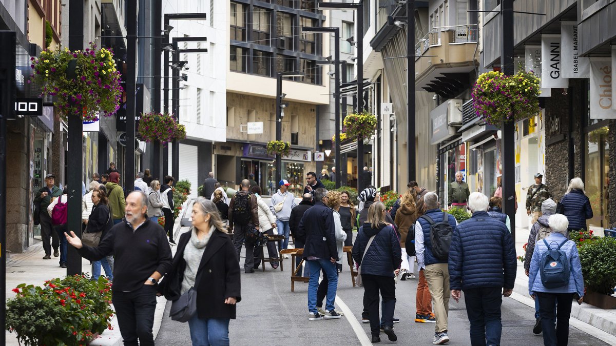 Vianants a la part alta de Meritxell.