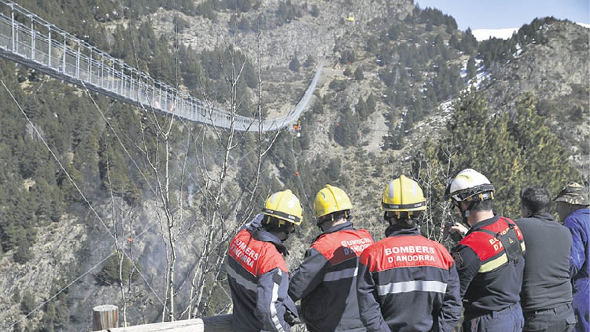Bombers durant una intervenció.
