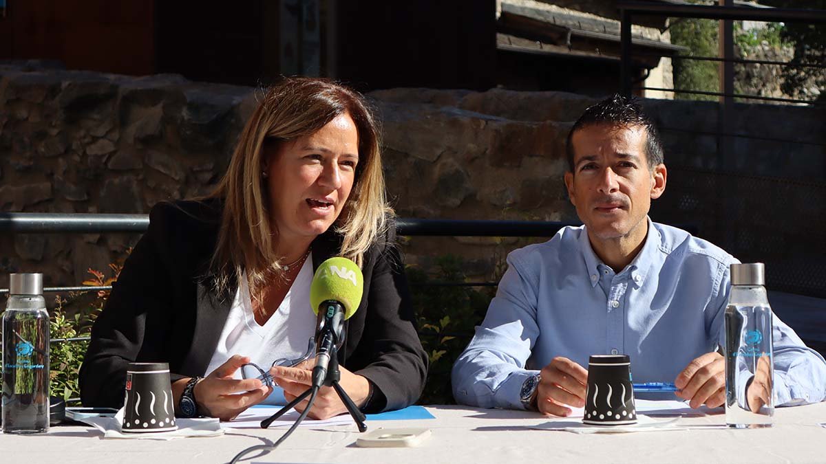 La consellera d'Esports i Servei de Tràmits d'Escaldes-Engordany, Laura Lópezz, i el cap de l'àrea d'Esports d'Escaldes-Engordany, Julio Pintado, durant la presentiacó de la Cursa Popular 3 Ponts.