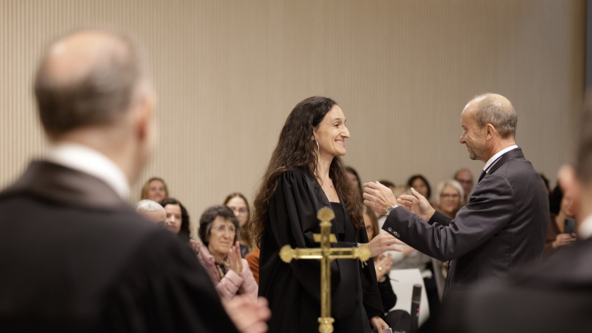 El president del Consell Superior de la Justícia, Josep Maria Rossell, felicitant a la nova magistrada, Nàdia Alís.