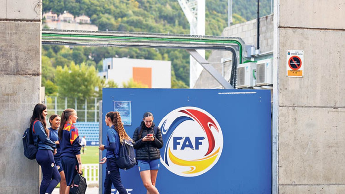 Un grup de futbolistes ahir a la tarda a les portes de l’Estadi Nacional.