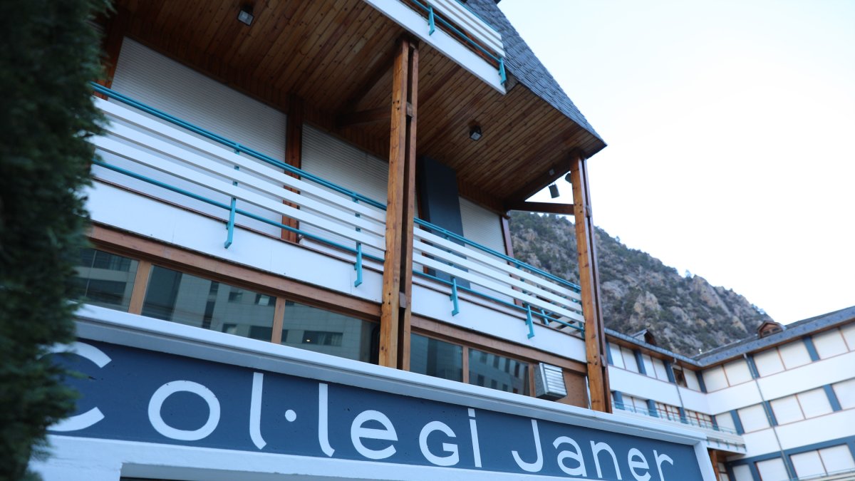 La façana de l’escola Mare Janer.