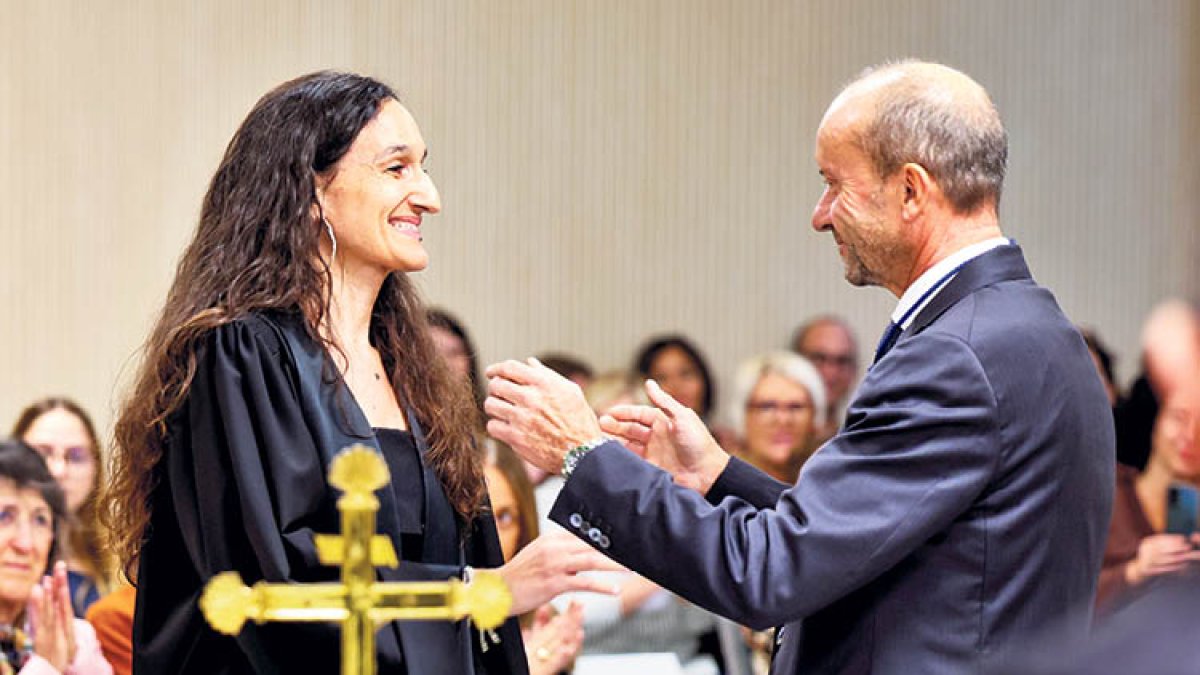 Josep Maria Rossell amb la nova magistrada del Tribunal de Corts Nàdia Alís, ahir.